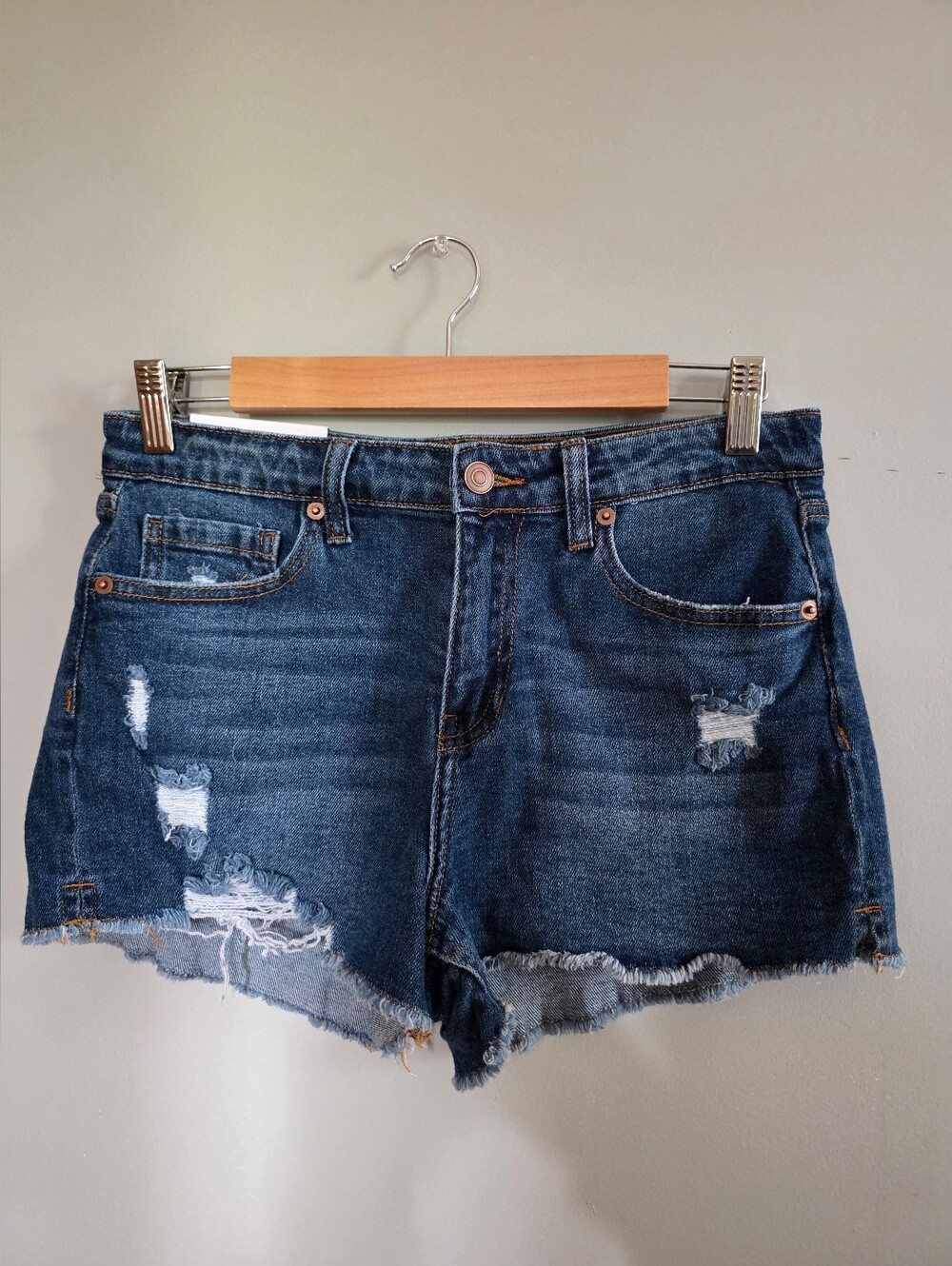BP Mid-rise shorts